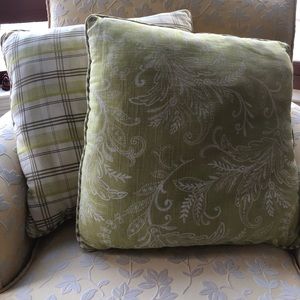 4 green/white coordinating throw pillows 2 designs